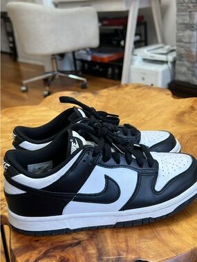 Nike Men’s Black and White Low Sneakers